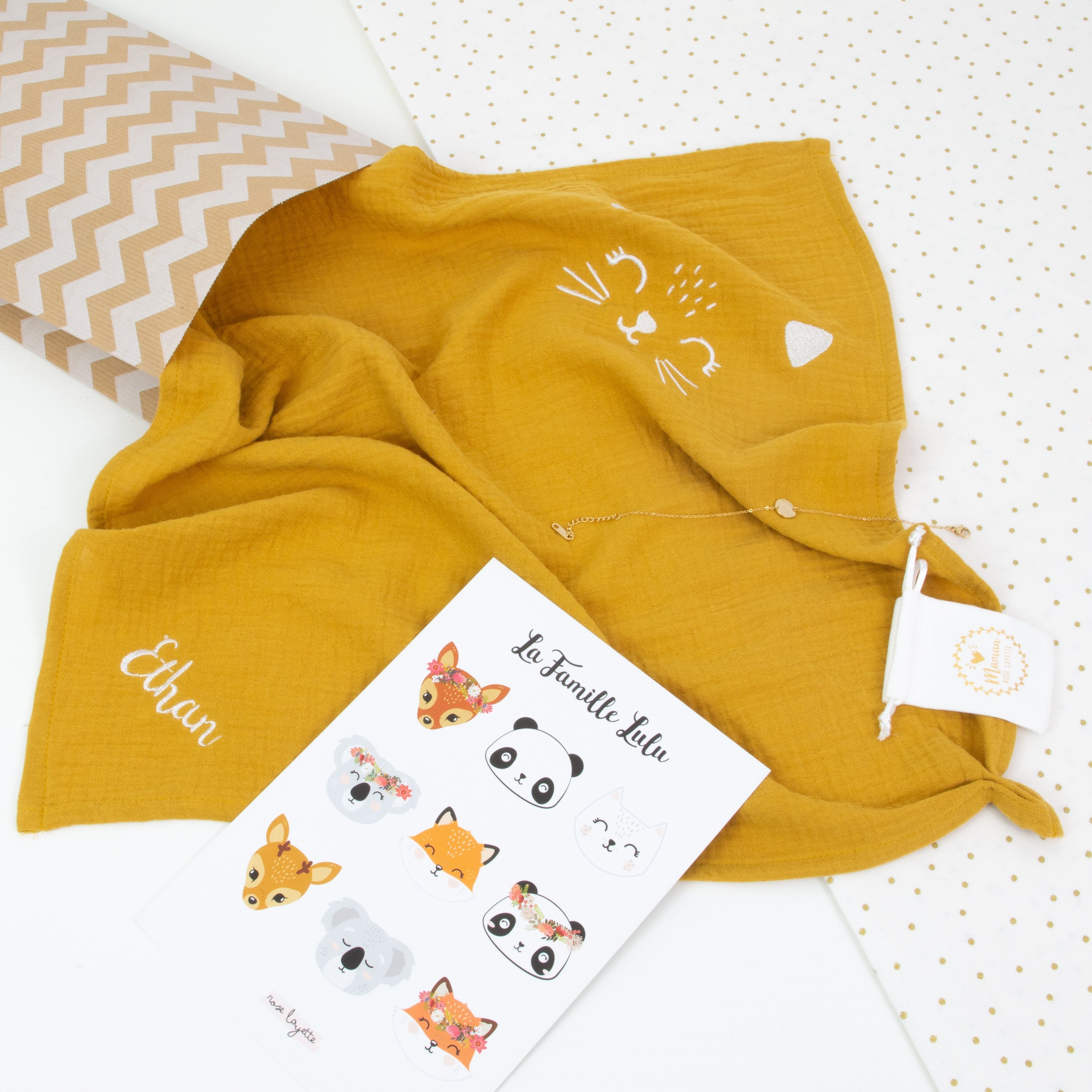 Pochette Cadeau : Doudou brodé et bracelet